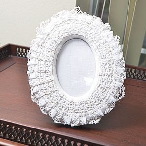 White Oval lace cotton picture frame. Size: 9″x7″. Style#OF9DAB